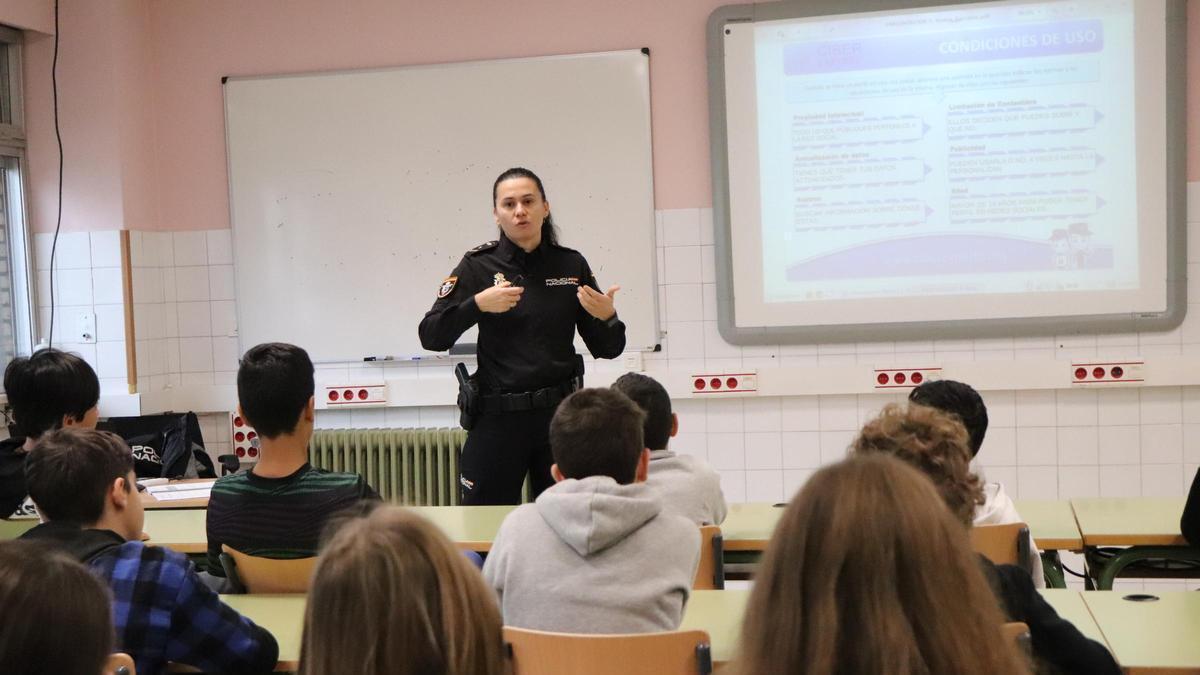 Charla de agentes de policia sobre ciberseguridad en un centro educativo gallego.