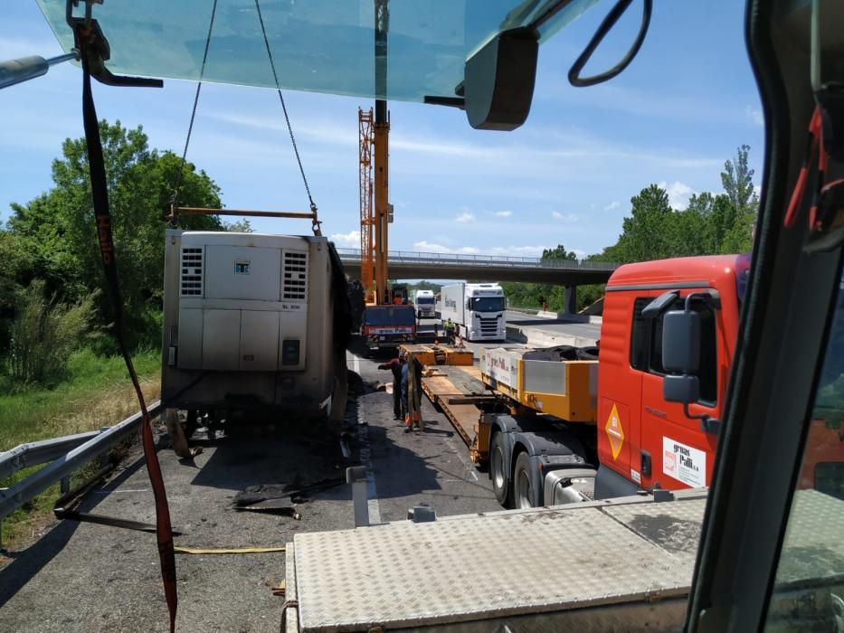 Les tasques de rescat el vehicle cremat a Riudellots per part de Grues Pallí