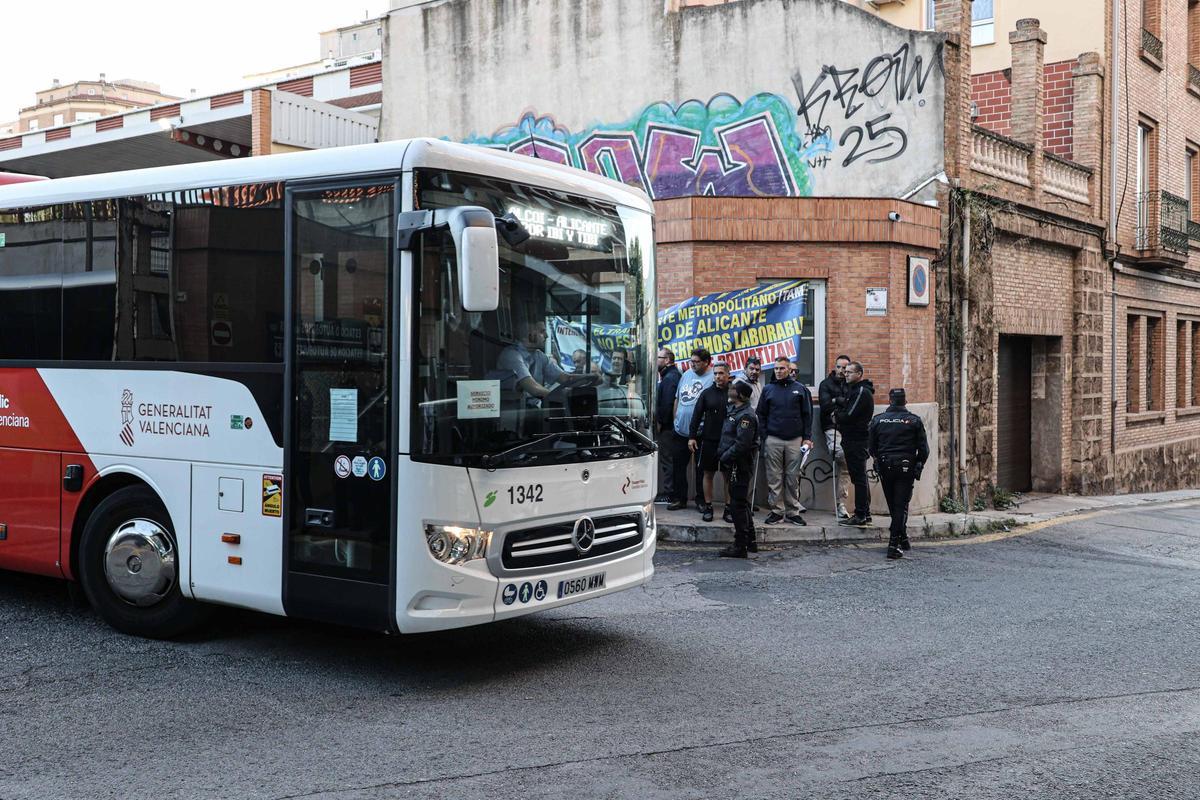 Imágenes de la huelga de los trabajadores de Automóviles La Alcoyana Vectalia