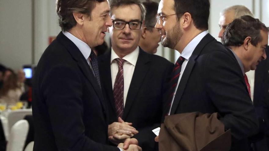 Los portavoces del PP, Rafael Hernando, a la izquierda, y del PSOE, Antonio Hernando, se saludan en presencia del secretario general de Ciudadanos, José Manuel Villegas.