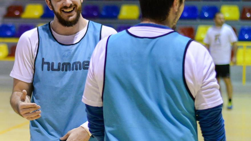 Cristóbal Ortega conversa con Juampa Ruiz en el entrenamiento.