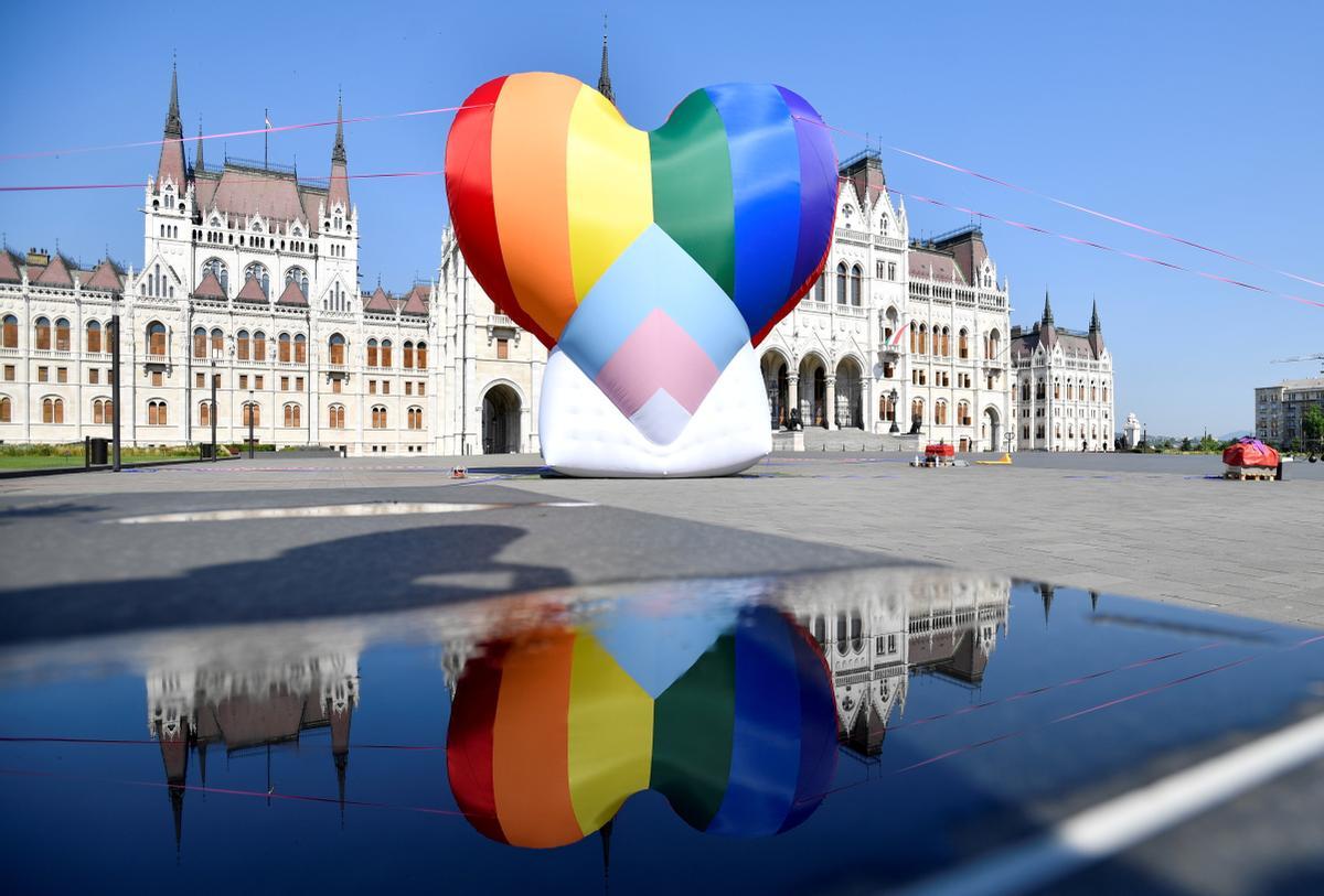 Protesta contra la ley que discrimina a los homosexuales en Budapest.