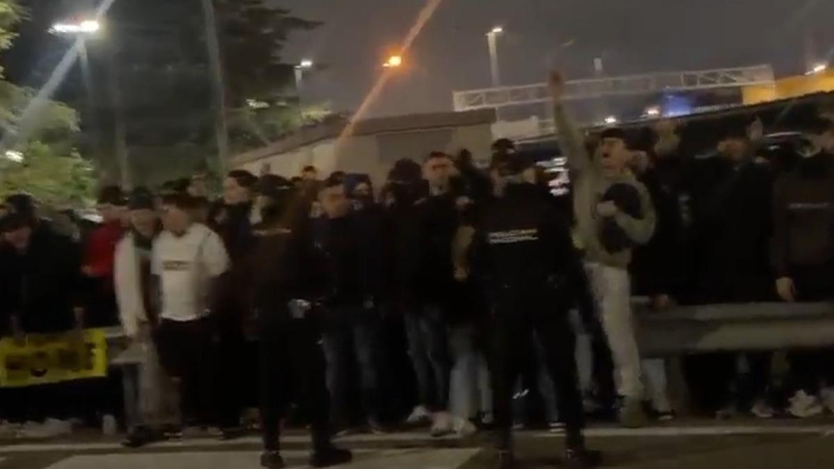 Protesta en el aeropuerto a la llegada del Valencia CF.