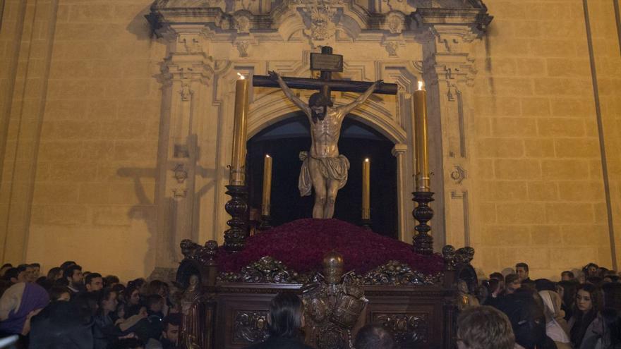 Buena Muerte. Única hermandad que procesiona en la madrugada del Viernes Santo.