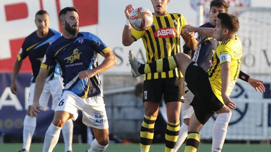 El capitán del Rápido, Carlos, intenta controlar el balón. |  // R. GROBAS