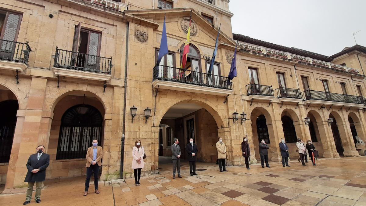 Un momento de la concentración de esta mañana en la plaza del Ayuntamiento de Oviedo