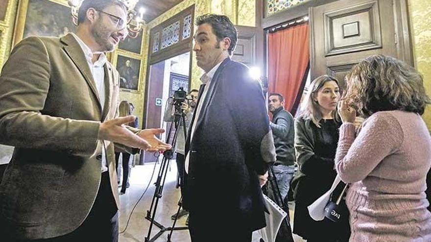 El teniente de alcalde José Hila habla con David Fiol, representante de los vecinos de Son Puig.