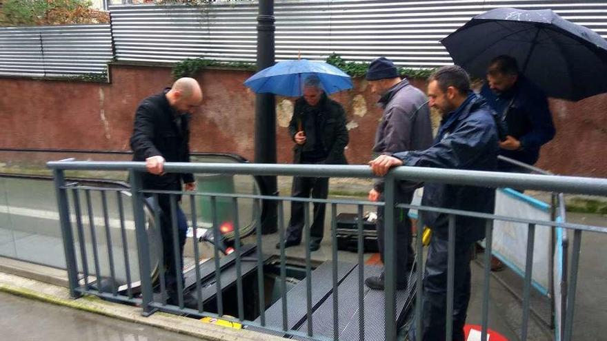 Operarios reparando la cinta que da acceso al ascensor de Ciudad Naranco el pasado viernes.