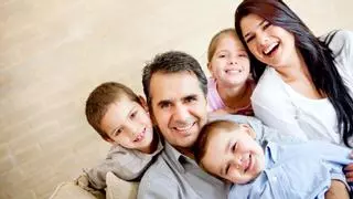 Buenas noticias para los padres gracias al cambio en la familia numerosa: Hacienda les ingresa 2.400 euros si aparecen en este listado