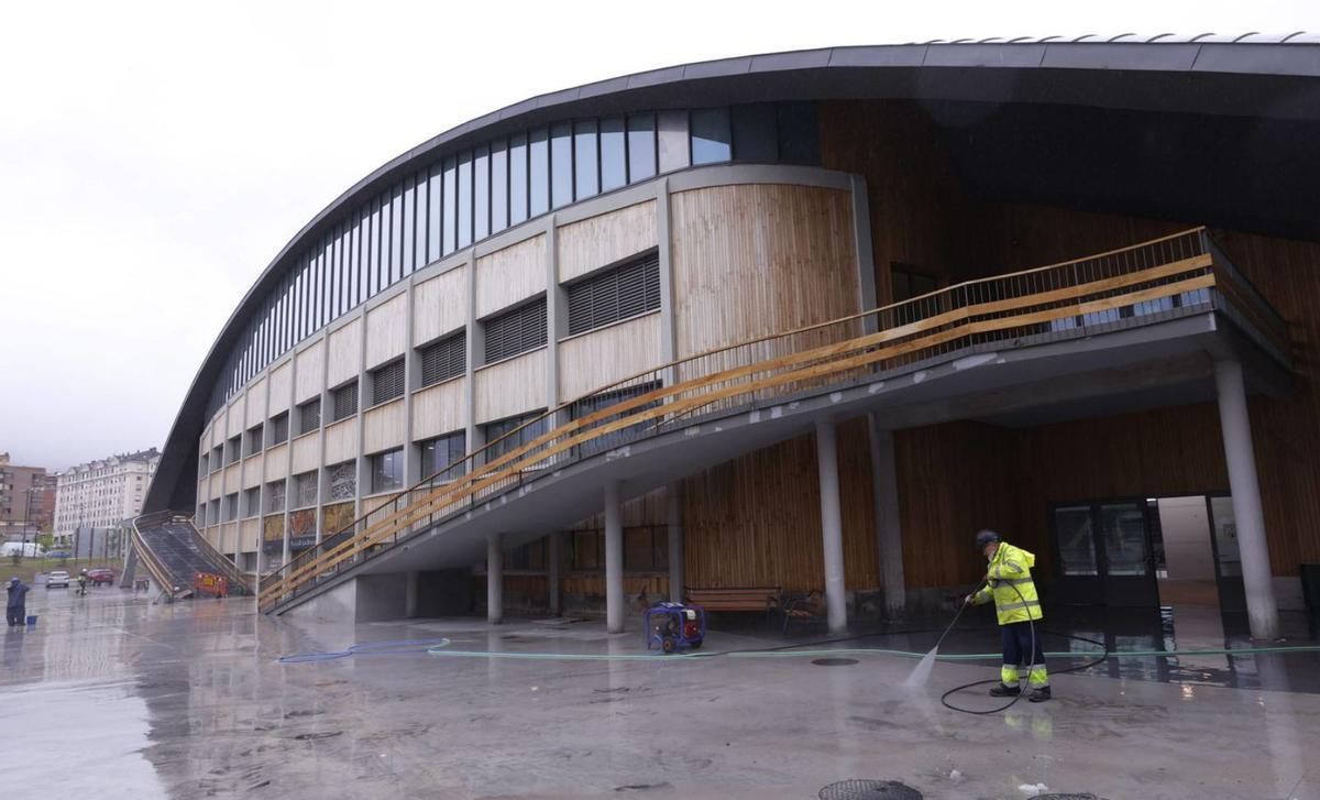 La fachada principal del Palacio de los Deportes. | LUISMA MURIAS