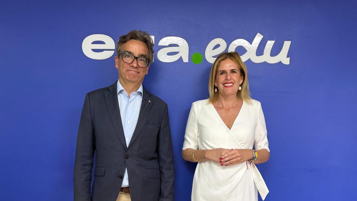 Gorety Almeida Hernández (derecha), primera persona laica en asumir la Dirección General de ecca.edu