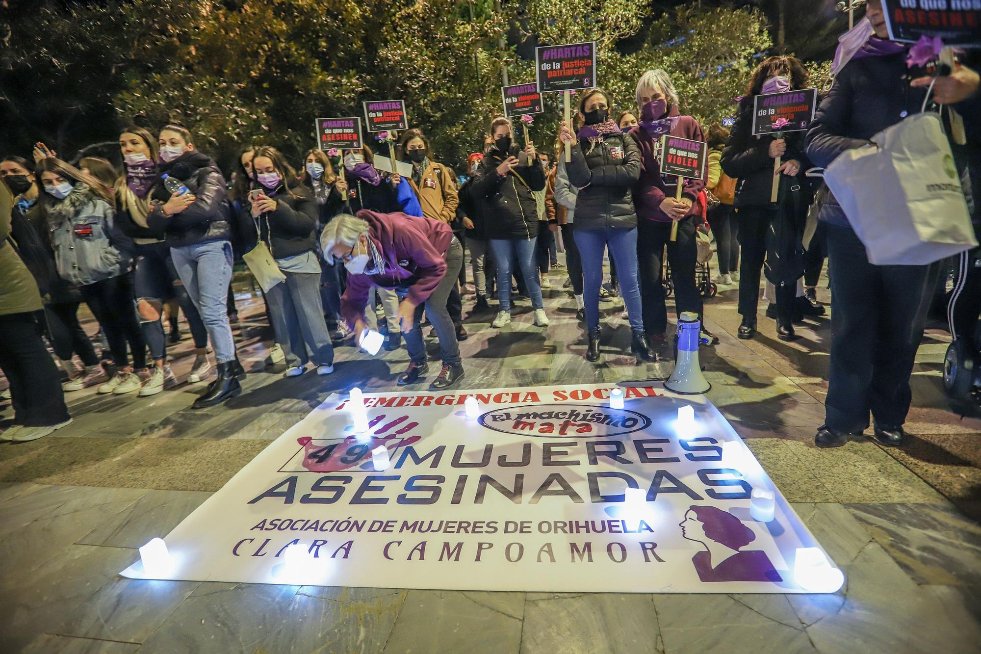 Protesta anoche en Orihuela en la marcha del 25N convocada por la Mesa de Igualdad del municipio y la concejalía