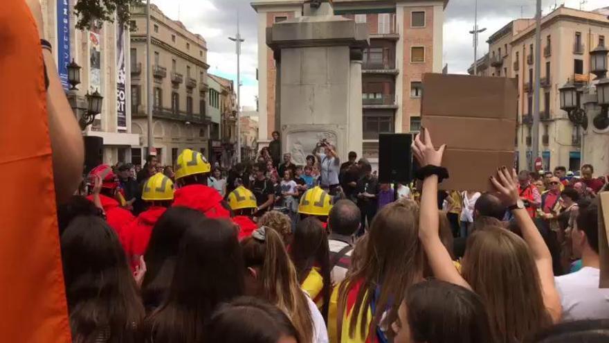 Mobilització popular a la Rambla de Figueres per donar suport a l'aturada general