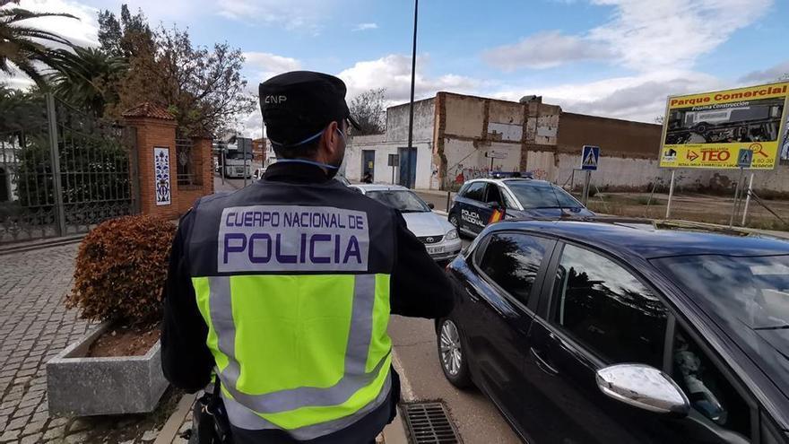 Denuncian a dos personas en Almendralejo por disparar perdigones a una farola