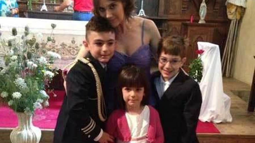 Arancha Alonso, con sus hijos Rubén, Sandra y Hugo, en la iglesia de Santa María de Viegu.
