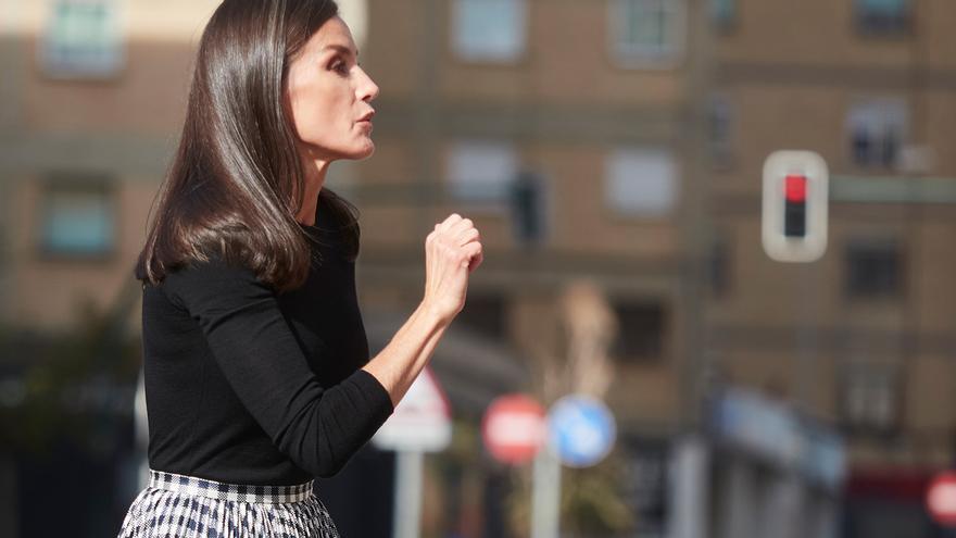 La reina Letizia acude a un acto con un agujero en la falda