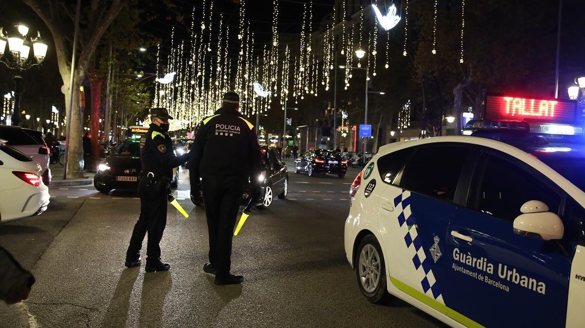 BARCELONA 07 12 2020  Sociedad   Carrers tallat al trafic per afluencia de gent x compres nadal   En la foto paseo de Gracia cortado en la calle diputacio FOTO de ELISENDA PONS