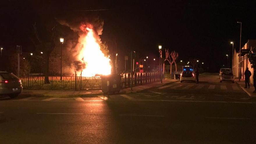 Unos vándalos incendian los juegos infantiles de una plaza de Redován