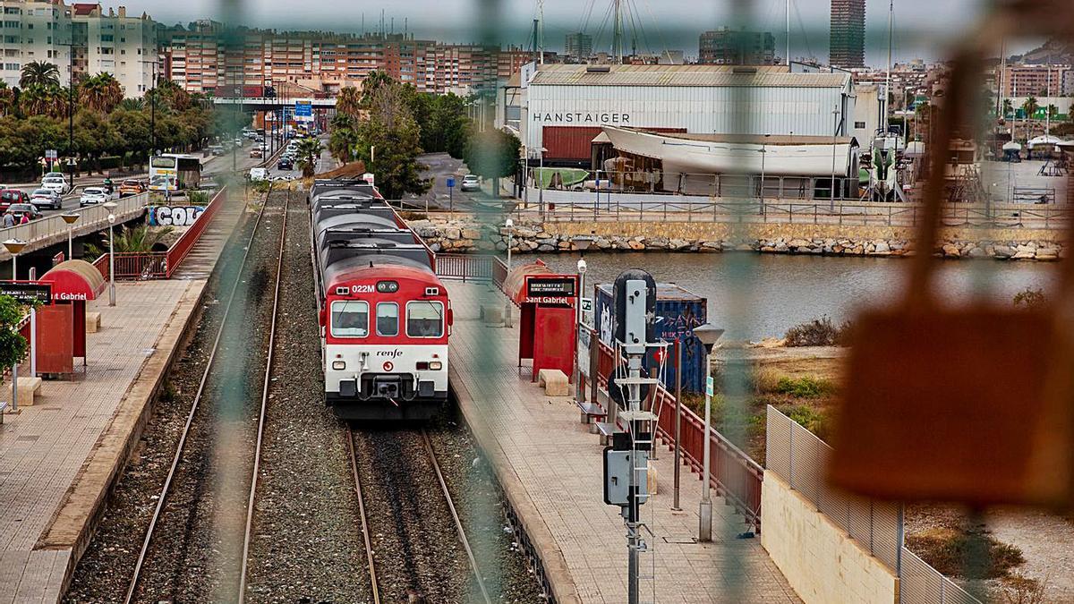 Conectar el aeropuerto con el tren es clave para retirar las vía de la primera línea del mar.  | RAFA ARJONES