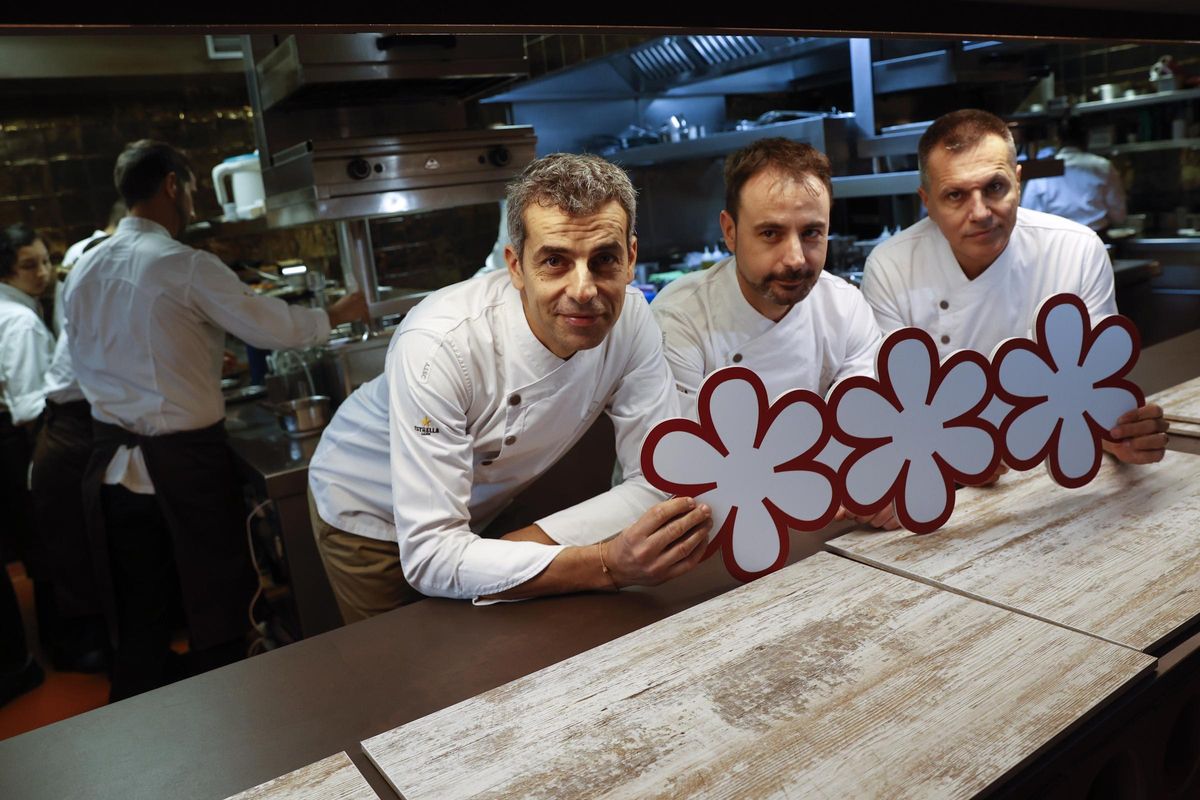 Eduard Xatruch, Oriol Castro i Mateu Casañas amb les tres estrelles Michelin del Disfrutar