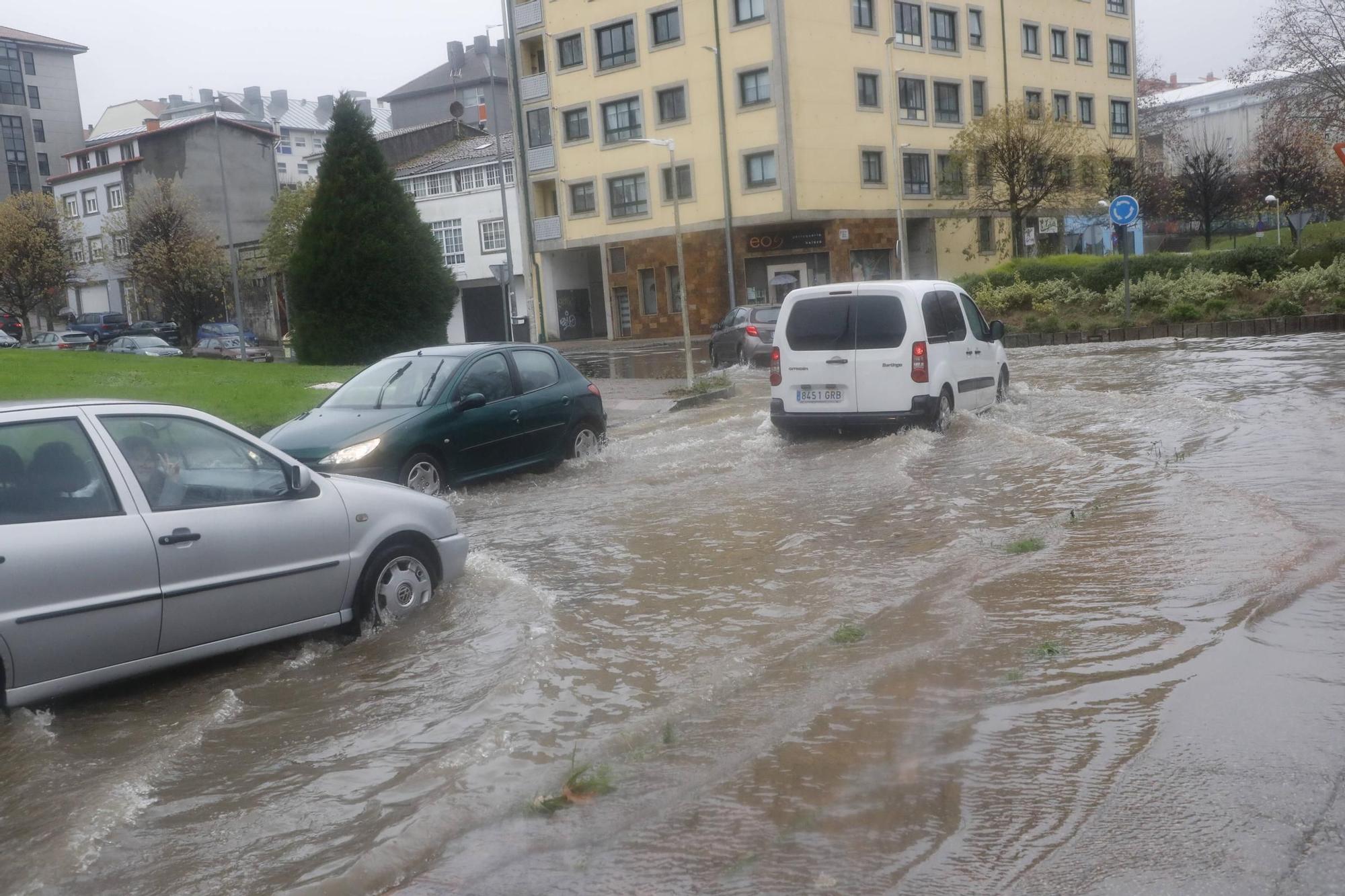 Una tromba de agua inunda de nuevo la rotonda Fontes do Sar