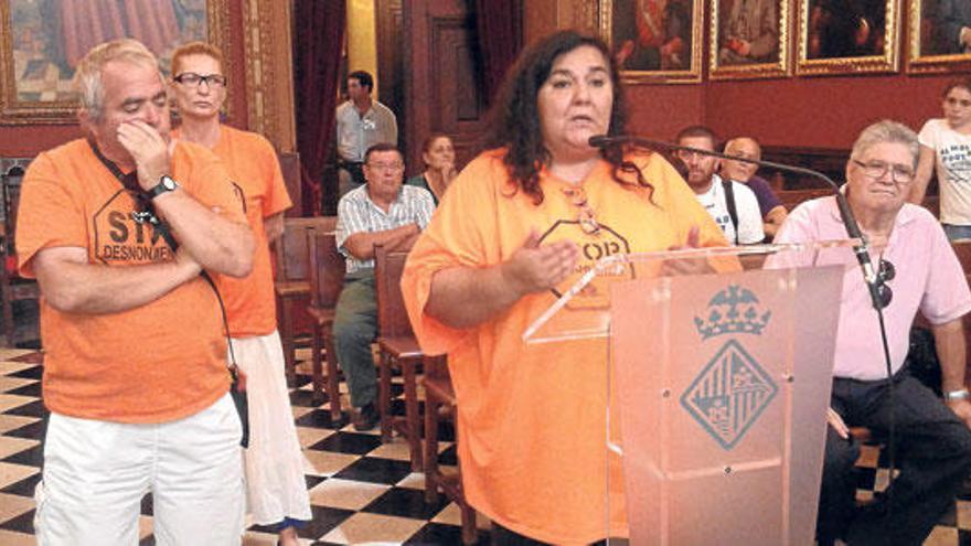 Àngela Pons, portavoz de la Plataforma de Afectados por la Hipoteca, intervino en el pleno.