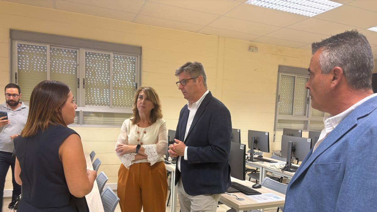 La subdelegada del Gobierno en Córdoba, Ana López y el alcalde de Puente Genil, Sergio Velasco, durante su visita este lunes a las aulas de la DGT de Puente Genil, acompañados de la jefa provincial de la Dirección General de Tráfico (DGT) en Córdoba, Piedad Sánchez