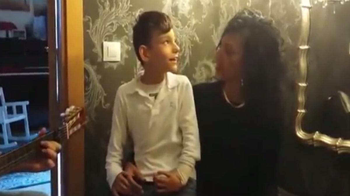 Adrián Martín, el nen amb problemes neuràlgics, canta ’Qué bonito’, de Rosario Flores.