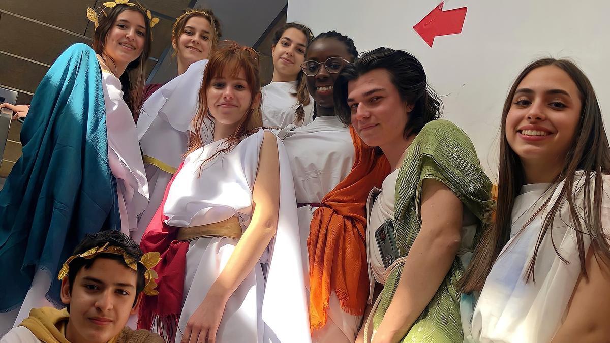 El alumnado de 4º de ESO de Latín que ha realizado la exposición sobre la vida romana.