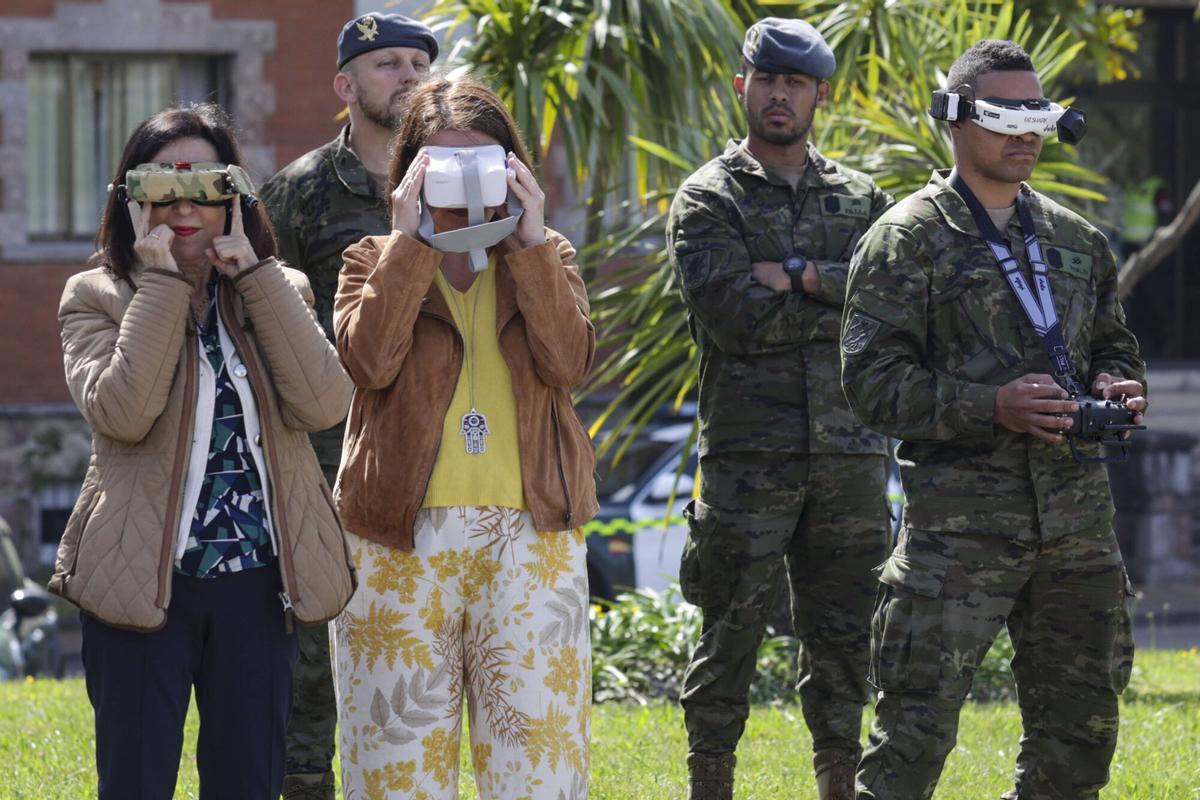 EN IMÁGENES: La Ministra de Defensa visita el acuartelamiento de Cabo Noval, en Siero. EN IMÁGENES: La Ministra de Defensa visita el acuartelamiento de Cabo Noval, en Siero.