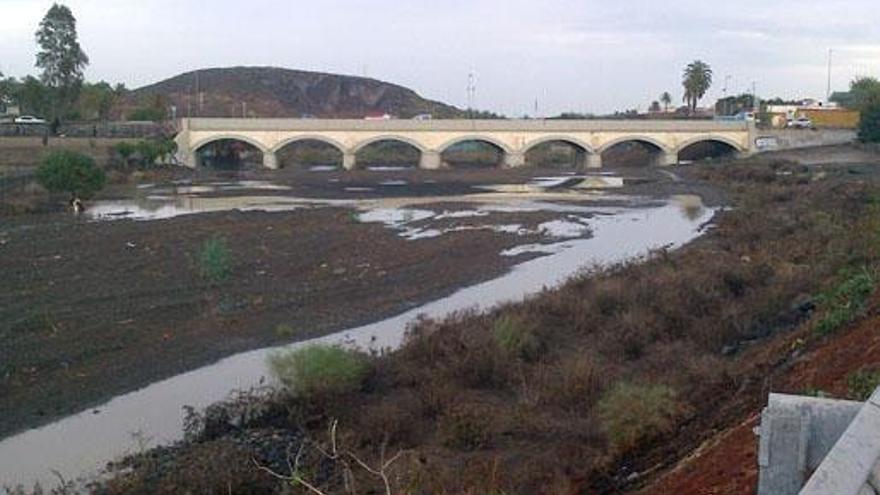 Aspecto que ofrecía a las doce del mediodía de ayer el Barranco Real de Telde, a su paso por Siete Puentes. | lp/dlp