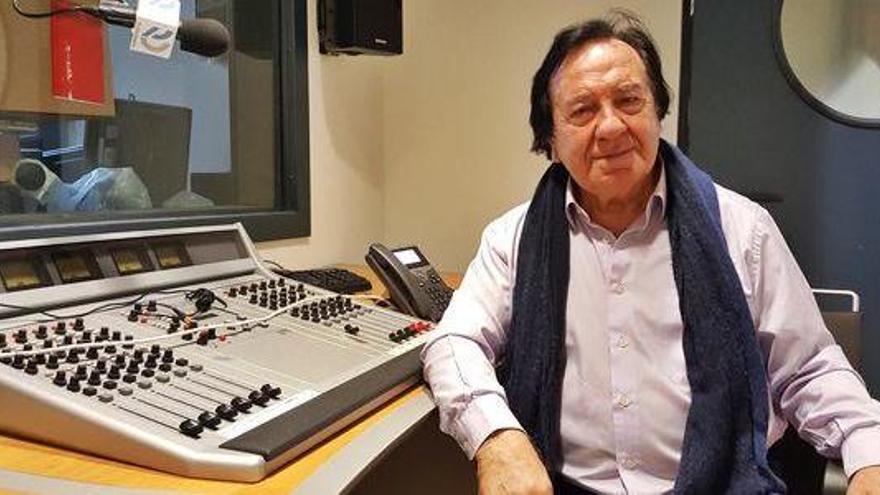 El autor en el estudio de radio de Es Diari.