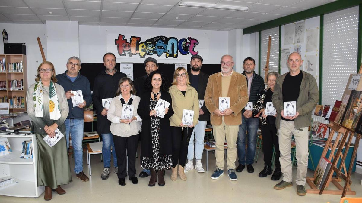 A acaldesa e o director do IES con parte dos autores que participaron na elaboración do libro.