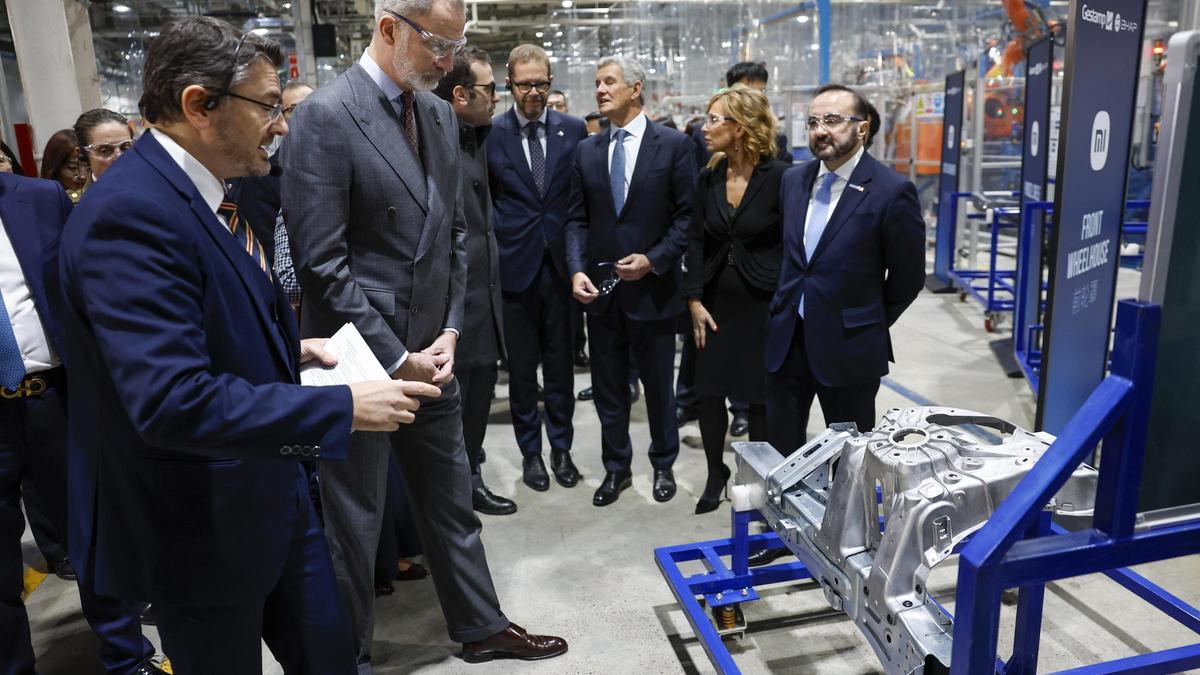 El rey, este jueves durante su visita a una de las fábricas de Gestamp en China.