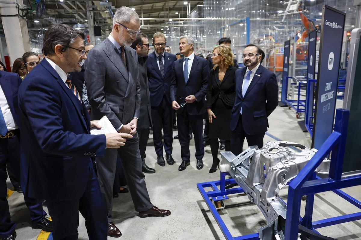 El rey, este jueves durante su visita a una de las fábricas de Gestamp en China.