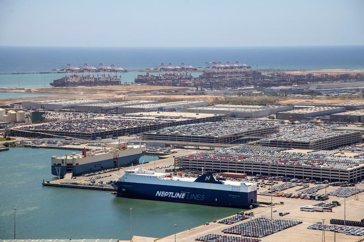 Cotxes, sòlids a granel i passatgers aguanten el tràfic del Port de Barcelona fins al setembre