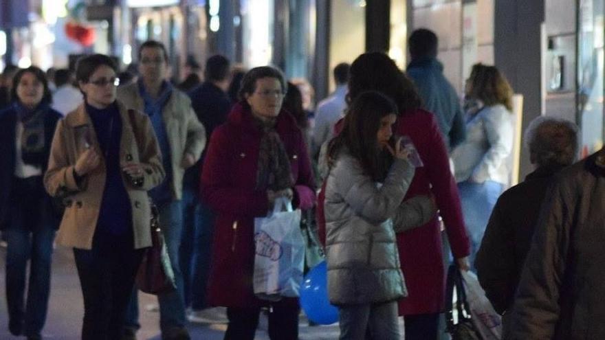 Vecinos de Almendralejo comprando en la calle Francisco Pizarro, arteria comercial.