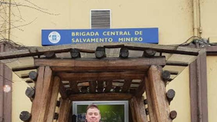 Francisco Iglesias, con la bandera de los Estudiantes.