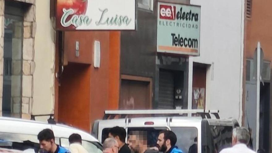 Espectacular persecución por Gijón: roba una furgoneta, se da a la fuga y la Policía Local embiste contra él para detenerlo