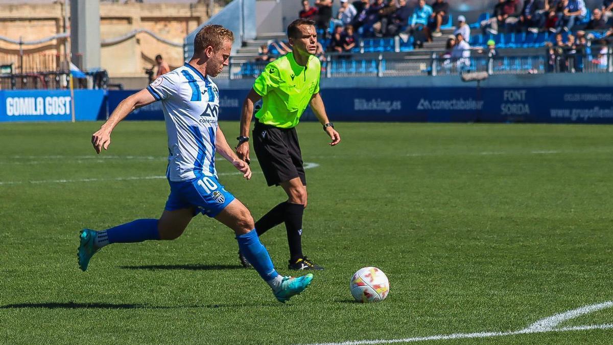 Dani Nieto se dispone a lanzar la falta que acabaría convirtiéndose en el segundo tanto blanquiazul.