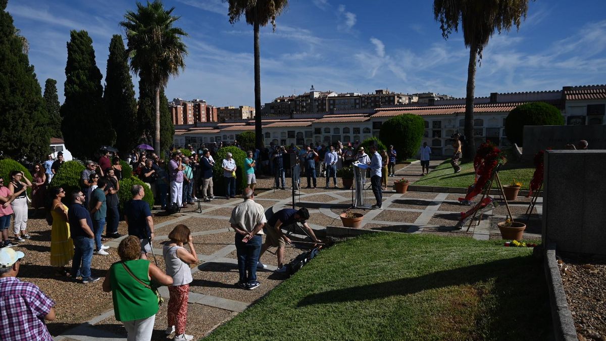 Un centenar de personas acudió a los homenajes en el cementerio viejo.