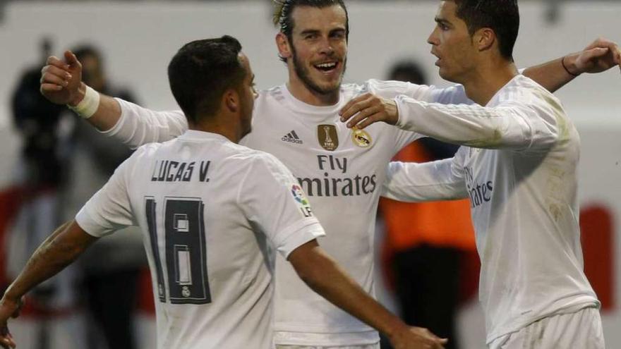 Lucas Vázquez, Bale y Cristiano celebran el segundo gol del Real Madrid. // Efe