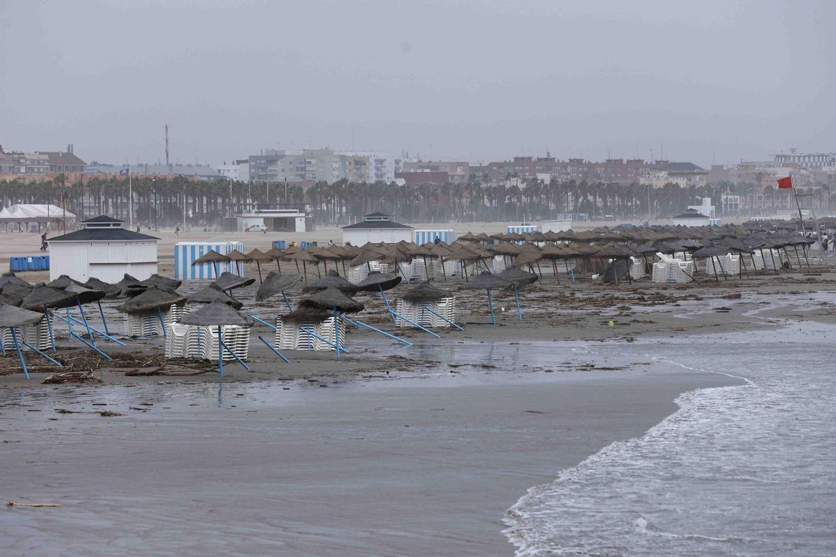 La playa de la Malvarrosa despues del temporal La playa de la Malvarrosa despues del temporal
