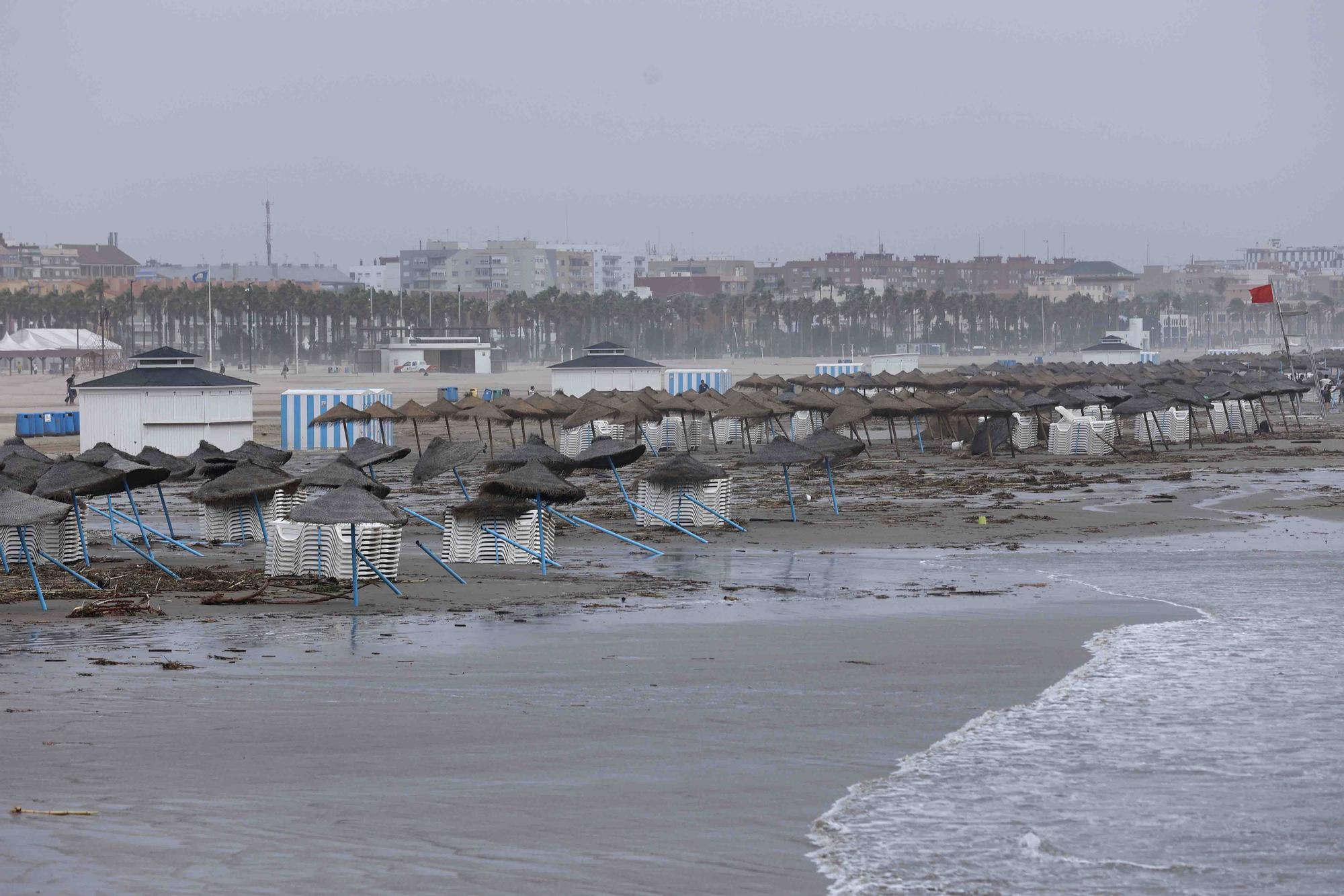 La playa de la Malvarrosa despues del temporal