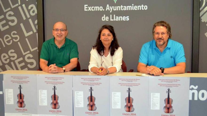José Ramón Hevia, la edil de Cultura del Ayuntamiento de Llanes, Marisa Elviro, y Mateo Luces, ayer durante la presentación, en Llanes.