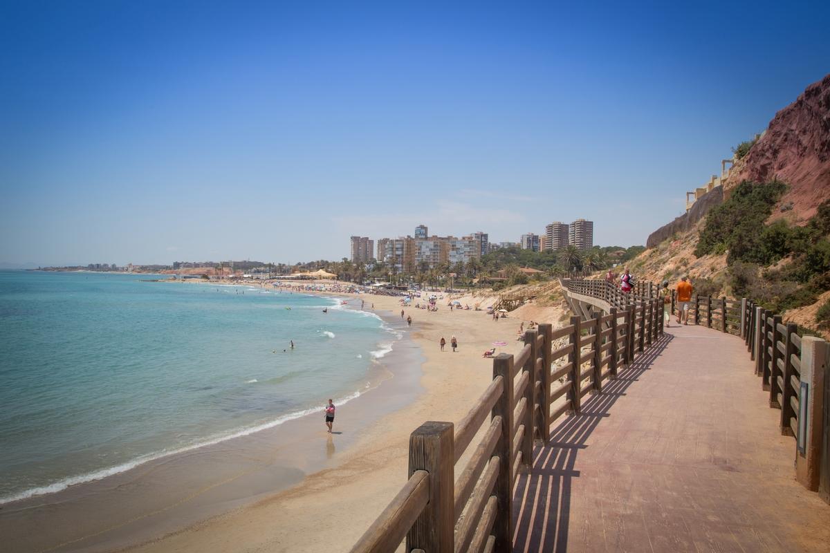 Playa de Campoamor-La Glea, en Orihuela, con bandera azul.