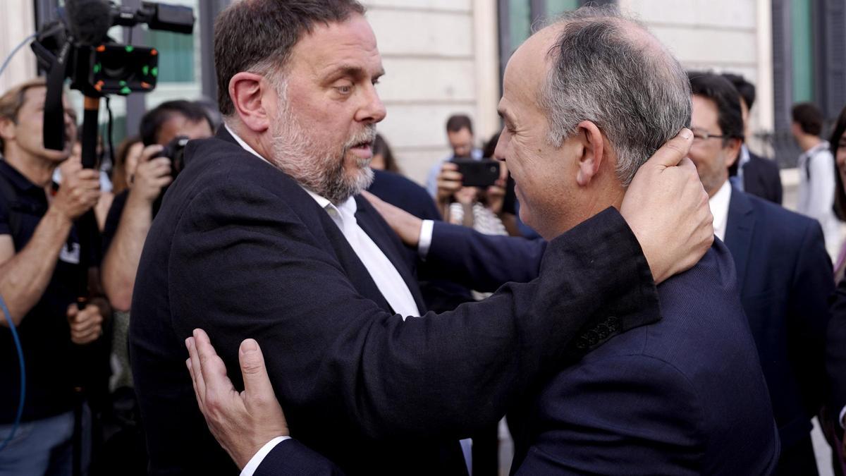 Oriol Junqueras abraza a Jordi Turull en el pleno de aprobación definitiva de la ley de amnistía en el Congreso de los Diputados.