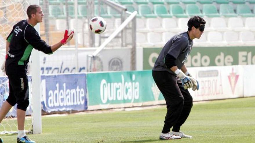 El portero Leandro, ayer, lanzando un balón sobre Jaime, que tiene los ojos tapados con un antifaz para tratar de provocar su reacción.