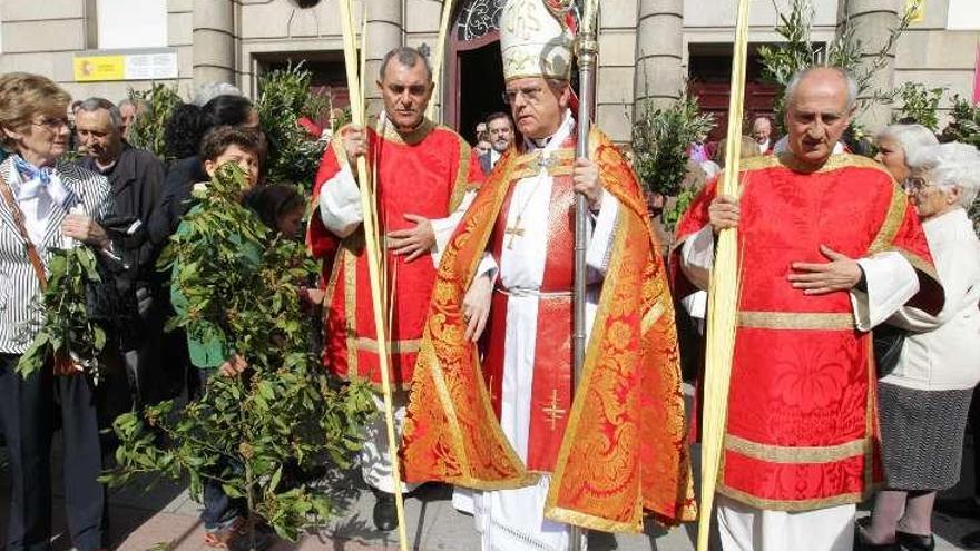 El obispo, Leonardo Lemos, en la bendición de palmas y ramas de olivo.  // Jesús Regal