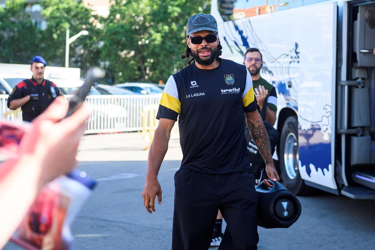 Patty Mills entra en el Palau con su altavoz portátil.